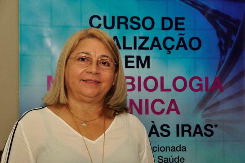 A Secretaria de Estado de Saúde Pública (Sespa) por meio da coordenação estadual de Controle de Infecção Hospitalar realizou nesta terça-feira (3), no auditório do Belém Hall, o primeiro Curso de Atualização em Microbiologia Clínica Aplicada as Infecções relacionadas à assistência à saúde (Iras). O curso reuniu representantes das Comissões de Controle de Infecção Hospitalar dos Hospitais do Estado (CCIH) e dos laboratórios de microbiologia para atualização e integração. Cerca de 80 profissionais estiveram presentes. “A coordenação estadual sempre elabora dois encontros anuais com as Comissões de Controle de Infecção Hospitalar, principalmente dos hospitais com leitos de UTI, que são nossa prioridade. Mas esse evento é excepcional, pois reuniu todos os serviços de microbiologia. O curso é voltado para todos os profissionais de saúde que dão apoio na parte do diagnóstico das infecções relacionadas assistência à saúde”, explicou Graça Guerreiro (foto), coordenadora estadual de Controle de Infecção Hospitalar.
FOTO: JOSÉ PANTOJA / ASCOM SESPA
DATA: 03.07.2018
BELÉM - PARÁ <div class='credito_fotos'>Foto: José Pantoja / Ascom Sespa | <a href='/midias/2018/originais/303a5eac-9ebc-4d89-b00d-00fdf09dabf7.jpg' download><i class='fa-solid fa-download'></i> Download</a></div>