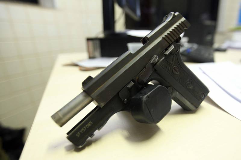 No início da tarde de hoje (30), depois de receber informações do Serviço 181, guarnições do subcomando do 6º Batalhão da Polícia Militar (6º BPM), juntamente a equipes do Disque Denúncia e da área de inteligência da Polícia Militar, com o apoio do Grupamento Aéreo da Secretaria de Segurança Pública e Defesa Social (Segup), foram averiguar em uma área de mata do bairro Curuçambá, em Ananindeua, a presença de dois homens suspeitos de participação no homicídio da cabo Maria de Fátima Cardoso dos Santos, ocorrido na tarde de ontem. No momento das incursões, os militares foram recebidos a tiros pelos dois homens e dispararam contra a dupla. João Victor dos Santos Magalhães, conhecido como Vitinho, foi atingindo e socorrido à UPA da Cidade Nova, mas não resistiu. O outro suspeito conseguiu escapar. Com Victor foi encontrada a pistola.40, arma pertencente à policial assassinada e que foi roubada na ocasião.
FOTO: THIAGO GOMES / AG. PARÁ
DATA: 30.04.2018
BELÉM - PARÁ <div class='credito_fotos'>Foto: Thiago Gomes /Ag. Pará | <a href='/midias/2018/originais/30416eeb-86f2-4a37-93ca-58688b9d56e2.jpg' download><i class='fa-solid fa-download'></i> Download</a></div>