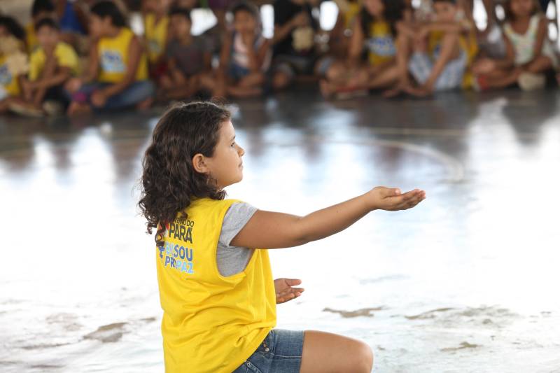 À tarde, os polos do Pro Paz nos Bairros, do Instituto de Ensino de Segurança do Pará (Iesp) e da Universidade Federal do Pará (UFPA) promoveram palestras para as crianças e seus familiares, dentro da programação alusiva ao “Dia da família no polo”, na qual famílias e alunos se reúnem para confraternizar, debater o tema e participar das apresentações de dança. "Hoje realizamos uma roda de conversa sobre abuso e exploração sexual contra crianças e adolescentes. Tanto para os pais, para que fiquem atentos aos sinais e reforcem a atenção, pois grande parte da violência ocorre dentro de casa, quanto para empoderar essas crianças, para que elas saibam diferenciar o contato com os adultos. Se ocorrer, que elas possam denunciar, que elas percebam que têm voz e apoio de profissionais que, constantemente, estão na luta da defesa dos seus direitos", disse a assistente social Joyce Cardoso, responsável pela palestra no Polo UFPA.
FOTO: CARLOS SODRÉ / AG. PARÁ
DATA: 18.05.2018
BELÉM - PARÁ <div class='credito_fotos'>Foto: Agência Pará | <a href='/midias/2018/originais/30501cf9-9062-45d1-bb49-cf2b27dbd007.jpg' download><i class='fa-solid fa-download'></i> Download</a></div>