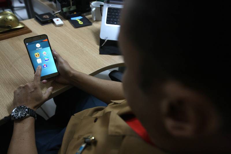 O Sistema Estadual de Segurança Pública conta cada vez mais com a tecnologia para levar serviços à população. Este ano, entre as novidades estão os dois aplicativos para celular e tablet que o Corpo de Bombeiros Militar do Pará (CBMPA) está lançando na Operação Verão 2018. São eles o Praia Segura (foto) e Emergência APP. “Esses aplicativos vão ajudar para que possamos prestar um serviço cada vez melhor à população, com mais rapidez e qualidade, sempre visando à segurança dos veranistas nesse período de férias. Queremos, principalmente, diminuir o tempo resposta nos casos de acidentes de trânsito, e facilitar a vida dos pais que perdem seus filhos nas praias”, explicou o coronel, Andrei Vicente da Costa, diretor de Telemática e Estatística do Corpo de Bombeiros.
FOTO: SIDNEY OLIVEIRA / AG. PARÁ
DATA: 27.06.2018
BELÉM - PARÁ <div class='credito_fotos'>Foto: Sidney Oliveira/Ag. Pará | <a href='/midias/2018/originais/30555608-023a-4984-90a7-1153356564a3.jpg' download><i class='fa-solid fa-download'></i> Download</a></div>