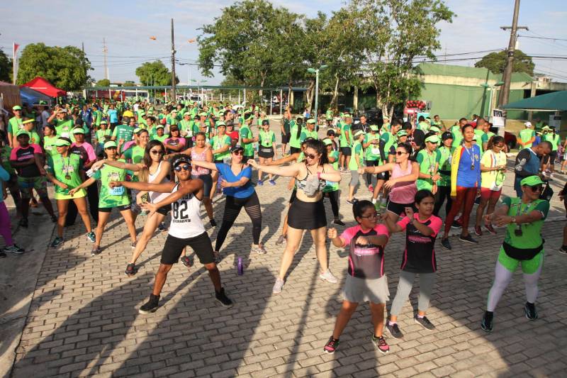 A sétima edição da Corrida e Caminhada do Servidor Público (foto), realizada no Parque do Utinga na manhã desde sábado, 10, reuniu mais de mil servidores do Governo do Pará com o objetivo de promover a saúde e a qualidade de vida. E foi com inspiração nesses dois pilares do evento que Renato Alves e Adriana Lima levaram, mais uma vez, o primeiro lugar do masculino e feminino da competição. Em sete anos de evento, a cabo do Corpo de Bombeiros Adriana Lima chegou em primeiro lugar 4 vezes. Em 2017, ela foi impedida de participar devido uma lesão no tornozelo causada por um acidente, mas esse ano se preparou com treinos pesados na areia, para ganhar força muscular. “Médicos disseram que eu nunca mais correria e ano passado eu fui assistir e chorei por não participar, mas esse ano eu vim para ganhar. Meu lema é lutar sempre desistir jamais”, disse a tetracampeã.
FOTO: CRISTINO MARTINS / AG. PARÁ
DATA: 10.11.2018
BELÉM - PARÁ <div class='credito_fotos'>Foto: Cristino Martins/Ag. Pará | <a href='/midias/2018/originais/3057a3d1-c86c-4ca0-aaaf-335dd9b817de.jpg' download><i class='fa-solid fa-download'></i> Download</a></div>