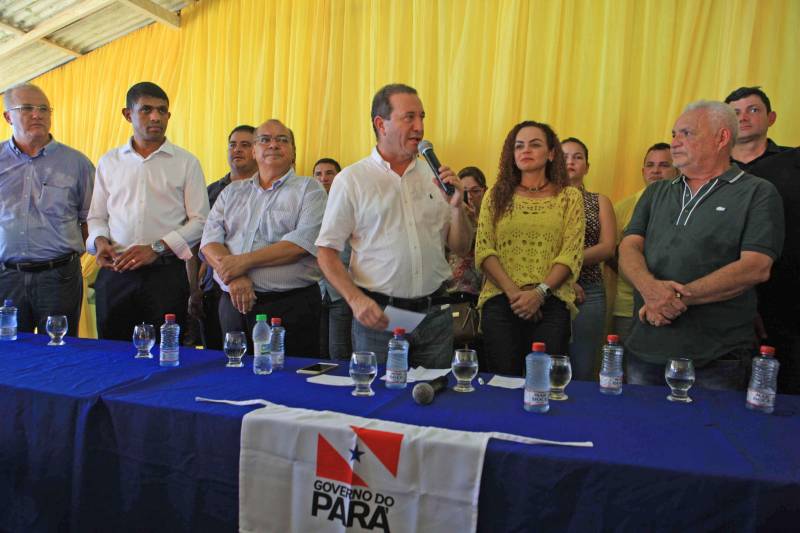 A agenda de fortalecimento das gestões municipais por meio da integração entre governo do Estado e prefeituras teve novo capítulo nesta segunda-feira (4) em Bragança, no nordeste do Pará, com a celebração de convênios que viabilizam obras e serviços nas áreas de infraestrutura e educação. A secretária extraordinária de Municípios Sustentáveis, Izabela Jatene, cumpriu agenda no município, pela manhã, ao lado de deputados federais e estaduais e autoridades locais. Na ocasião, ela entregou 16 novas viaturas para a Polícia Militar, para reforçar o trabalho de segurança pública na região. A cerimônia de assinatura dos convênios ocorreu no salão paroquial da comunidade Imaculada Conceição, às margens da Rodovia PA-112. “O governo do Estado está aqui hoje para cumprir mais uma agenda que tem como objetivo garantir autonomia às gestões municipais por meio da pactuação com o Estado. Vale lembrar que isso só é possível porque o Pará tem contas equilibradas que permitem que os investimentos não parem e porque Bragança está com a situação fiscal em dia. E, claro, porque vocês pagaram seus impostos”, frisou Izabel Jatene. Na foto, o presidente da Assembleia Legislativa, Márcio Miranda (DEM). 

FOTO: RODOLFO OLIVEIRA / AG. PARÁ
DATA: 04.06.2018
BELÉM - PARÁ <div class='credito_fotos'>Foto: Rodolfo Oliveira/Ag. Pará   |   <a href='/midias/2018/originais/305e788b-779c-41d7-bb97-3e6ea77f7263.jpg' download><i class='fa-solid fa-download'></i> Download</a></div>