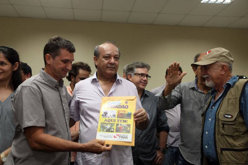O Governador do Estado, Simão Jatene, também entregou para a região mais de 90 viaturas (foto) , 65 caminhonetes e 27 carros utilitários (pálios weekend), com destaque para duas da patrulha rural e uma para ronda escolar específica para Marabá. O Secretário de Estado de Segurança Pública, Luiz Fernandes, ressaltou que os veículos vão substituir a frota nas regiões sul e sudeste. “Surgiu uma demanda do policiamento rural, e já uma semana depois, por determinação do governador, já trouxemos as viaturas e já temos o policiamento disponível para fazer esse patrulhamento, que vai iniciar na região sudeste, mas se estenderá para a região sul e nordeste do estado. Hoje estamos substituindo toda a frota de veículos da região sul e sudeste, além disso o governador determinou onde tiver policiamento vai ter uma viatura, e já foi apresentado para a região os novos policiais que tomaram posse, nós não temos mais nenhum município sem delegado”, pontuou. Outras conquistas citada pelo Secretário da SEGUP foi o aumento do Núcleo de Apoio à Investigação e a criação de um conselho regional para acompanhar as ações de segurança pública.
FOTO: SIDNEY OLIVEIRA / AG. PARÁ
DATA: 06.04.2018
MARABÁ - PARÁ <div class='credito_fotos'>Foto: Sidney Oliveira/Ag. Pará | <a href='/midias/2018/originais/3062801f-4ab2-48a5-81f3-96afd7b14439.jpg' download><i class='fa-solid fa-download'></i> Download</a></div>