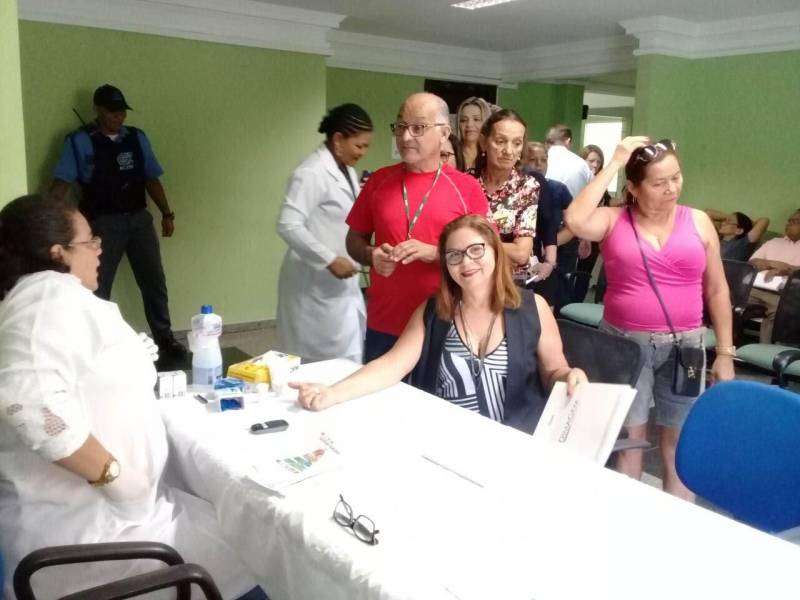 Esclarecer dúvidas e orientar sobre como prevenir a hipertensão foram os principais objetivos da palestra sobre nutrição, que encerrou as atividades de combate à conhecida "pressão alta" nesta quinta-feira (26), no Instituto de Assistência dos Servidores do Estado do Pará (Iasep). A iniciativa marca o Dia Nacional de Prevenção e Combate à Hipertensão Arterial. A programação foi realizada pela Gerência de Assistência Preventiva do Iasep, e contou com serviços como aferição da pressão arterial e medição de glicose. Após as medições, segurados e servidores do Instituto participavam da palestra, recebendo orientação sobre a importância da prática de atividades físicas na redução da pressão arterial, tanto em indivíduos que já têm a pressão alta quanto naqueles que ainda não têm a doença.
FOTO: ASCOM / IASEP
DATA: 26.04.2018
BELÉM - PARÁ <div class='credito_fotos'>Foto: ASCOM IASEP | <a href='/midias/2018/originais/307e4d58-66a8-427d-82a3-61e040f7384c.jpg' download><i class='fa-solid fa-download'></i> Download</a></div>