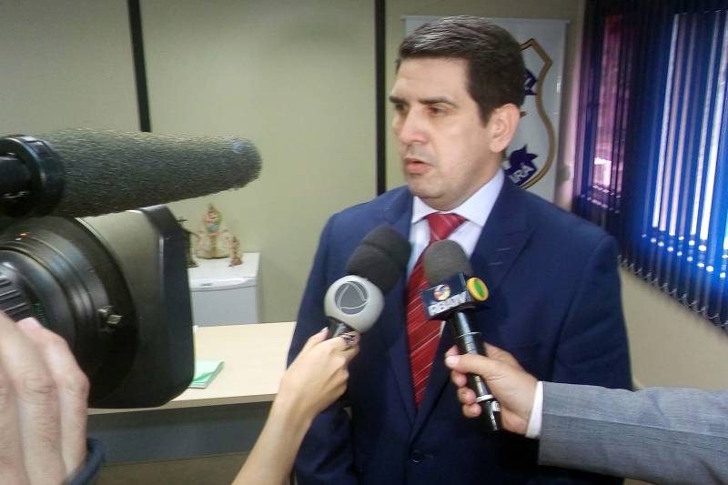 A Polícia Civil e a Secretaria de Estado de Educação se pronunciaram, nesta quinta-feira (5), em entrevista a jornalistas, na sede da Delegacia-Geral, em Belém, sobre o caso da briga que envolveu duas estudantes adolescentes de uma escola pública estadual, no mês passado, no bairro da Pratinha II, em Belém. A confusão foi filmada e as imagens divulgadas nas redes sociais. No vídeo, é possível ouvir a mãe de uma delas incentivar a filha a agredir e a usar uma faca para ferir a rival. A agressora e a vítima têm 14 anos. As investigações resultaram em dois procedimentos policiais. Um deles foi o inquérito policial no qual a mãe da menor agressora foi indiciada por tentativa de homicídio. A adolescente acusada responde a outro procedimento apuratório que será encaminhado ao Ministério Público, para adoção de medidas socioeducativas previstas no Estatuto da Criança e do Adolescente (ECA). Na foto, o delegado Roberto Gomes, diretor da Divisão de Atendimento ao Adolescente (Data).

FOTO: ASCOM / POLÍCIA CIVIL
DATA: 05.07.2018
BELÉM - PARÁ <div class='credito_fotos'>Foto: Ascom / Polícia Civil   |   <a href='/midias/2018/originais/307f4616-6eab-4de1-9849-119a4c09682a.jpg' download><i class='fa-solid fa-download'></i> Download</a></div>