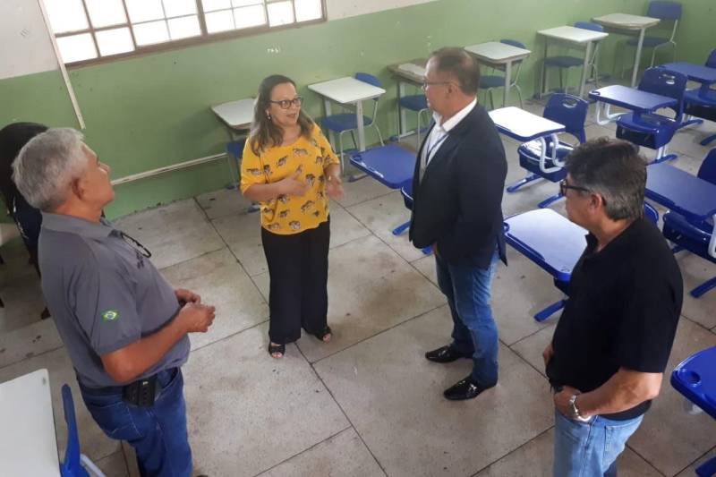 Na manhã deste sábado (17), o dia foi de preparação nas escolas de todo o Estado que receberão os candidatos para a prova. Em Marabá, o superintendente da Susipe, coronel Rosinaldo Conceição, fez uma vistoria técnica com representantes da AOCP em um dos locais de prova e destacou todos os procedimentos que serão adotados para garantir a segurança nas 46 unidades prisionais do Pará.
FOTO: ASCOM SUSIPE
DATA: 17.03.2018
MARABÁ - PARÁ <div class='credito_fotos'>Foto: ASCOM SUSIPE | <a href='/midias/2018/originais/3081fc68-cb74-4c22-b002-4631aaee65f7.jpg' download><i class='fa-solid fa-download'></i> Download</a></div>