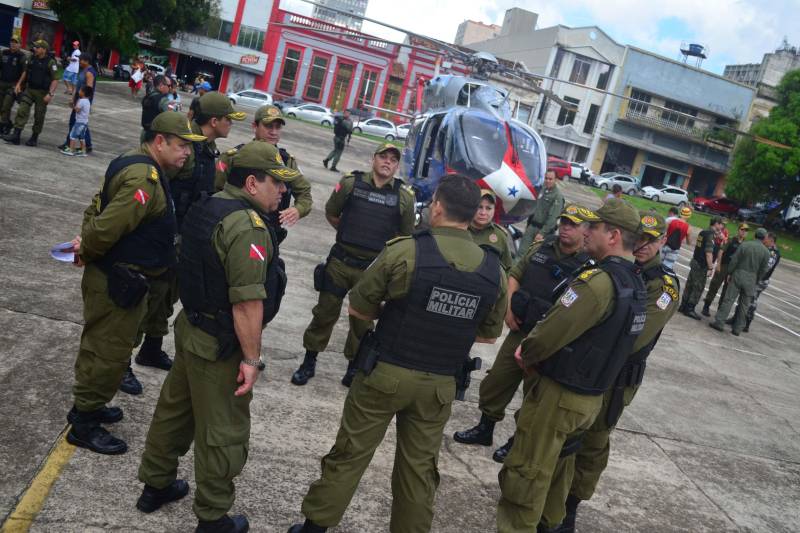 Foi lançada na manhã deste sábado, 8, na Praça da Bandeira, em Belém, a Operação Boas Festas (foto), coordenada pela Polícia Militar do Pará e integrada aos órgãos do Sistema de Segurança Pública do Estado. As ações da Boas Festas vão até o dia 1º de janeiro de 2019. A população do Estado contará com 6,6 mil policias militares que reforçarão o policiamento ordinário na capital, área metropolitana e demais regiões paraenses. 

FOTO: ELIELSON MODESTO / ASCOM SUSIPE
DATA: 08.12.2018
BELÉM - PARÁ <div class='credito_fotos'>Foto: Elielson Modesto / Ascom Segup   |   <a href='/midias/2018/originais/308809dd-5062-427b-a039-8c5542494ad7.jpg' download><i class='fa-solid fa-download'></i> Download</a></div>