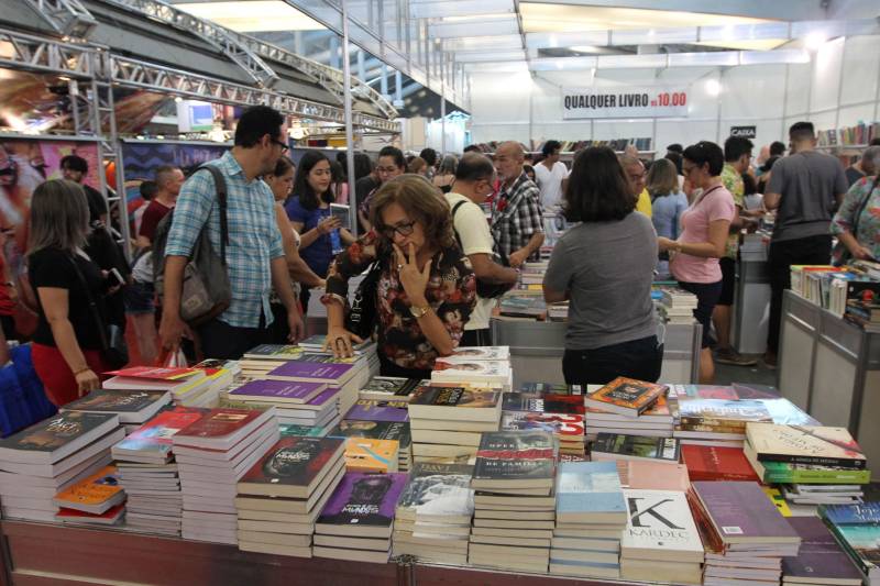 Corredores do Hangar Centro de Convenções durante a XXII Feira Pan-Amazônica do Livro, que começou neste sábado (2), em Belém. Um grande público compareceu ao segundo dia da feira, aproveitando as atrações culturais e as exposições nos estandes de livros na tarde de domingo.
FOTO: CRISTINO MARTINS / AG. PARÁ
DATA: 03.06.2018
BELÉM - PARÁ <div class='credito_fotos'>Foto: Cristino Martins/Ag. Pará | <a href='/midias/2018/originais/30916bb9-fd5d-46ec-8b52-93401e467b74.jpg' download><i class='fa-solid fa-download'></i> Download</a></div>