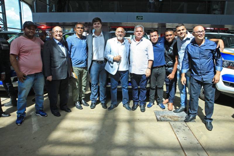 Com a entrega de mais 359 veículos, somente esta semana, o Governo do Pará reforçou a atuação da área de segurança pública em todo o Estado. Todos os veículos auxiliarão no combate a criminalidade e a manutenção da segurança em todo o território paraense. Boa parte desses veículos foi destinada diretamente para as guardas municipais, numa ação integrada com as Prefeituras, por meio da Secretaria de Segurança Pública e Defesa Social (Segup) com articulação da Secretaria de Municípios Sustentáveis, que define em conjunto com os municípios, a agenda de prioridades. A última etapa da entrega ocorreu nesta quinta-feira (5), no Hangar – Centro de Convenções da Amazônia. Na foto, o governador Simão Jatene(blazer azul) participou da entrega dos equipamentos.
FOTO: RODOLFO OLIVEIRA / AG. PARÁ
DATA: 05.07.2018
BELÉM - PARÁ <div class='credito_fotos'>Foto: Rodolfo Oliveira/Ag. Pará | <a href='/midias/2018/originais/3091e7be-893f-4d57-bff3-1f1a04ba8b06.jpg' download><i class='fa-solid fa-download'></i> Download</a></div>