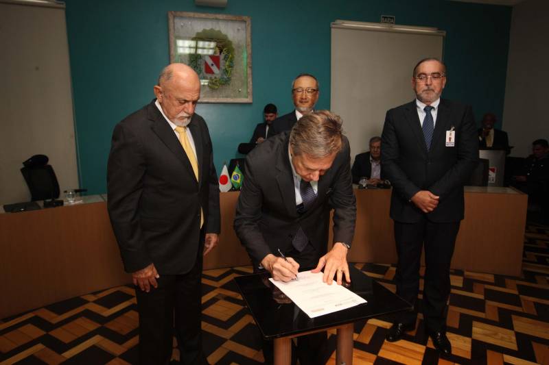 Governo do Estado, Agência de Cooperação Internacional do Japão (Jica) e Embaixada do Japão no Brasil assinaram (foto) no final da tarde desta sexta-feira a Ordem de Serviço que marca que marca o início das obras na Rodovia BR-316. As obras iniciam já na próxima segunda-feira.Com projeto arrojado, que trará grande reforma estrutural para a entrada da capital paraense, desde a rede de drenagem, até os chamados retoques finos, como paisagismo e moderna rede de iluminação pública em LED, abrange os municípios de Belém, Ananindeua e Marituba, em 10,8 km de extensão. As obras de reconstrução e requalificação incluem pistas com três faixas de rolagem nos dois sentidos, com pavimento flexível, uma faixa (em cada sentido) exclusiva para o BRT Metropolitano, duas ciclovias bidirecionais, gramado próximo à ciclovia para arborização, dois passeios para circulação de pedestres com 2,5m de largura, faixa de piso tátil e rampas de acessibilidade, de acordo com a legislação vigente, além de mobiliário urbano (bancos, lixeiras e abrigos em paradas de ônibus convencionais).

FOTO: SIDNEY OLIVEIRA / AG. PARÁ
DATA: 07.12.2018
BELÉM - PARÁ <div class='credito_fotos'>Foto: Sidney Oliveira/Ag. Pará   |   <a href='/midias/2018/originais/3093febb-ffe4-4b04-a2ba-7b09b644f2e9.jpg' download><i class='fa-solid fa-download'></i> Download</a></div>