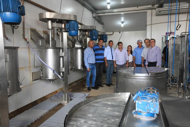 Fica no Pará a cidade que é conhecida como a capital mundial do açaí. Igarapé-Miri, no Baixo Tocantins, localizada a cerca de 78 quilômetros de Belém, respira e vive do fruto que está na mesa do paraense há gerações. Com o desafio de transformar essa meca da produção açaizeira em uma potência industrial, o governo do Estado colocou o município na rota da Caravana Pará 2030, para apresentar aos empresários e produtores locais os benefícios de fazer parte do programa que traça novos horizontes e mercados para o açaí nosso de todo dia. Na última passagem da caravana por Igarapé-Miri, no mês passado, pelo menos sete empresas que hoje extraem a polpa do açaí buscaram informações junto à Secretaria de Estado de Desenvolvimento Econômico, Mineração e Energia (Sedeme) para saber mais sobre o programa de incentivos fiscais cujo objetivo é estimular a verticalização da produção. No município, três já são incentivadas: Amazon Palmitos Ltda., Nutrilatino Indústria e Comércio de Exportação e Importação Ltda. (foto) e Bony Açaí. As empresas que aderem ao programa recebem incentivo fiscal de até 95% e, em contrapartida, se comprometem a colocar no mercado produtos de maior valor agregado. “Precisamos deixar de ser um Estado meramente exportador de açaí in natura ou em polpa para nos tornarmos também um expoente na indústria. Hoje, grande parte do nosso fruto sai do Pará para ser industrializado em outros Estados. Ao trazer esse processo para cá, estaremos gerando empregos locais e promovendo o desenvolvimento”, defende o titular da Sedeme, Adnan Demachki.
FOTO: RODOLFO OLIVEIRA / AG. PARÁ
DATA: 16.03.2018
IGARAPÉ - MIRI - PARÁ <div class='credito_fotos'>Foto: Rodolfo Oliveira/Ag. Pará | <a href='/midias/2018/originais/309c6fb0-2fa5-4af2-9235-7e0c860b5534.jpg' download><i class='fa-solid fa-download'></i> Download</a></div>
