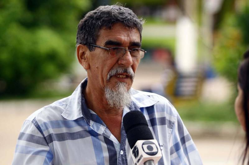 O distrito de Alter do Chão, destino turístico internacional onde fica a praia que já foi eleita a mais bonita do Brasil, recebe investimentos do governo do Estado nas áreas de infraestrutura e saneamento básico. O governador Simão Jatene, que cumpre agenda em três municípios do oeste paraense nesta sexta-feira (9) e sábado (10), assinou nesta sexta a ordem de serviço que autoriza o início da construção do novo sistema de abastecimento de água da vila, localizada a cerca de 28 quilômetros de Santarém. Orçada em R$ 11 milhões, a obra vai levar água de qualidade aos mais de sete mil habitantes da comunidade. Com o novo sistema de captação e tratamento de água, a meta é alcançar 100% dos imóveis no distrito. Segundo o presidente da Companhia de Saneamento do Pará (Cosanpa), Cláudio Conde, a obra é uma implantação pioneira em Alter do Chão, já que será o primeiro sistema do tipo fora de um núcleo urbano. O contrato com a empresa executora foi assinado na quinta-feira (8). A previsão é que os trabalhos sejam iniciados imediatamente e concluídos no prazo de 18 meses. Na foto, o líder comunitário Carlos Santos.
FOTO: THIAGO GOMES / AG. PARÁ
DATA: 09.03.2018
SANTARÉM - PARÁ <div class='credito_fotos'>Foto: Thiago Gomes /Ag. Pará | <a href='/midias/2018/originais/30a42dd6-baf1-4292-8cdf-1f9283d3142d.jpg' download><i class='fa-solid fa-download'></i> Download</a></div>