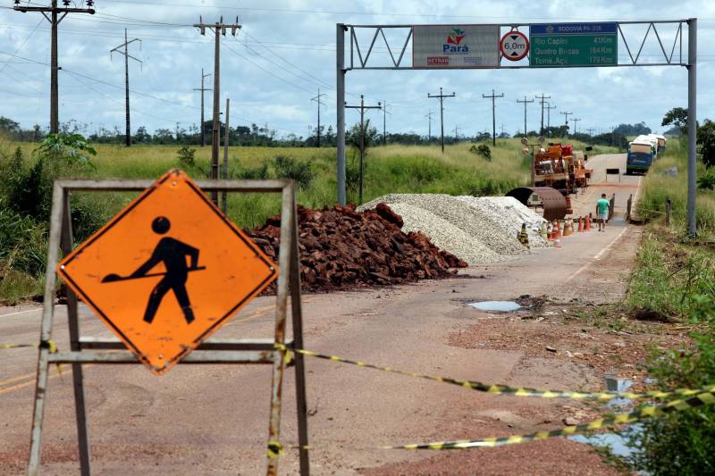 Serão retomados, nesta segunda-feira (16), os trabalhos de recuperação de um trecho de 15 metros da PA-256, localizado próximo a entrada do município de Paragominas. Equipes da Secretaria de Estado de Transportes (Setran) que já trabalhavam no local, receberam hoje todo o material necessário para dar continuidade a obra.
FOTO: SIDNEY OLIVEIRA / AG. PARÁ
DATA: 15.04.2018
PARAGOMINAS - PARÁ <div class='credito_fotos'>Foto: Sidney Oliveira/Ag. Pará | <a href='/midias/2018/originais/30af72dd-667f-43e5-b52f-3a780d7f6f6c.jpg' download><i class='fa-solid fa-download'></i> Download</a></div>