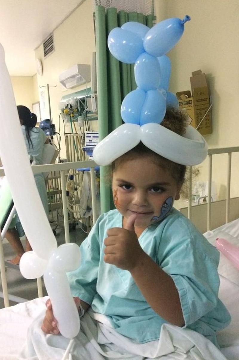 O trabalho voluntário muda a atmosfera hospitalar. O ambiente de dor e apreensão se transforma, e o hospital ganha cores, risos e esperanças. No Hospital Regional do Sudeste do Pará – Dr. Geraldo Veloso (HRSP), localizado em Marabá, vários grupos de voluntariado contribuem com atividades lúdicas para o êxito do tratamento oferecido pelos profissionais da unidade de saúde. Em fevereiro, os grupos “Pipoca e Maionese”, “Amor em Ação”, “Filhos da Caridade” e “Médicos da Alegria” proporcionaram a cada semana alegria e diversão a pacientes de todas as alas do hospital, incluindo a Unidade de Terapia Intensiva (UTI). Para o ajudante de pedreiro José Lira, 25 anos, a presença dos voluntários do grupo “Pipoca e Maionese” foi fundamental na recuperação de seu filho, de 06 anos, internado na UTI Pediátrica. “Antes de começar a brincadeira, meu filho estava chorando, triste, chamando pela mãe. Mas depois ele ficou alegre, pediu até para tomar banho. Eles se divertem. A gente vê que quando começa a brincadeira, eles já ficam alegres, sorrindo”, contou José Lira.
FOTO: ASCOM / HRSP
DATA:27.02.2018
MARABÁ - PARÁ <div class='credito_fotos'>Foto: ASCOM HRSP | <a href='/midias/2018/originais/30b7163c-6317-4135-b349-007568a639e8.jpg' download><i class='fa-solid fa-download'></i> Download</a></div>