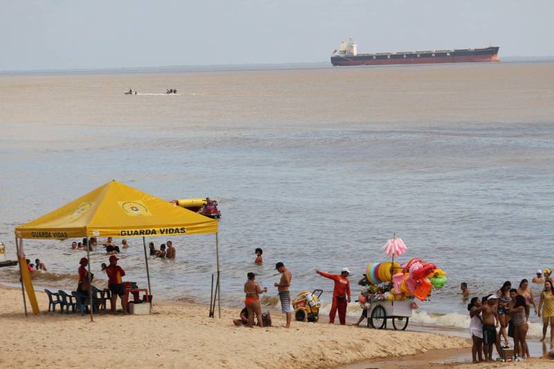 Com o início das férias escolares é hora de pegar a estrada para curtir as inúmeras opções de praias e balneários que o Pará dispõe. Neste sentido, prudência e cautela no trânsito são fundamentais para uma viagem com segurança. Entre os destinos mais procurados e próximos à capital paraense está o distrito de Mosqueiro (foto), distante 70 quilômetros do centro de Belém, com suas belíssimas praias de água doce que somam 17 quilômetros de extensão. A bucólica, como é carinhosamente conhecida, é uma das 86 localidades em todas as regiões do Estado, que receberão atenção especial durante a Operação Verão 2018, que contará com a participação de mais de 8 mil agentes de segurança pública. As ações tiveram início na sexta-feira (29) e seguem até o dia 31 de julho.
FOTO: CRISTINO MARTINS / AG. PARÁ
DATA: 01.07.2018
BELÉM - PARÁ <div class='credito_fotos'>Foto: Cristino Martins/Ag. Pará | <a href='/midias/2018/originais/30bd7dd3-f098-49da-a898-6362638ce6f0.jpg' download><i class='fa-solid fa-download'></i> Download</a></div>