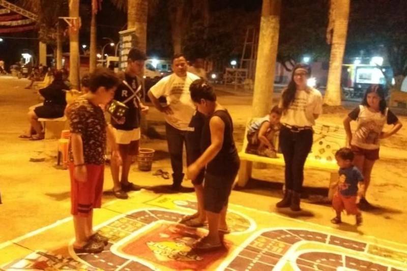 Escolas estaduais, municipais e particulares, feiras livres, associação e academia voltadas especificamente para o público da terceira idade, são alguns dos pontos visitados pela equipe de educação do Departamento de Trânsito do Estado do Pará (Detran) que se encontra no município de Baião, na região do Baixo Tocantins.
FOTO: ASCOM DETRAN
DATA: 20.11.2018
BAIÃO - PARÁ <div class='credito_fotos'>Foto: ASCOM DETRAN | <a href='/midias/2018/originais/30c101d3-ee17-4049-a393-54cccbc5c4b2.jpg' download><i class='fa-solid fa-download'></i> Download</a></div>