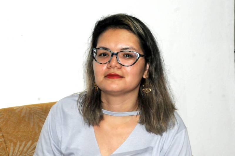 Alunos da Escola Estadual de Ensino Fundamental e Médio Nossa Senhora do Carmo, no bairro do Tapanã, em Belém, montaram um coletivo cultural para levar arte para dentro da escola, trazendo um novo olhar para a literatura fora dos livros. Na foto, a diretora Soraya Coutinho.
FOTO: FERNANDO NOBRE / ASCOM SEDUC
DATA: 17.05.2018
BELÉM - PARÁ <div class='credito_fotos'>Foto: FERNANDO NOBRE/ASCOM SEDUC | <a href='/midias/2018/originais/30c50138-16b9-4d1f-ba06-46c6f1d8b8ac.jpg' download><i class='fa-solid fa-download'></i> Download</a></div>