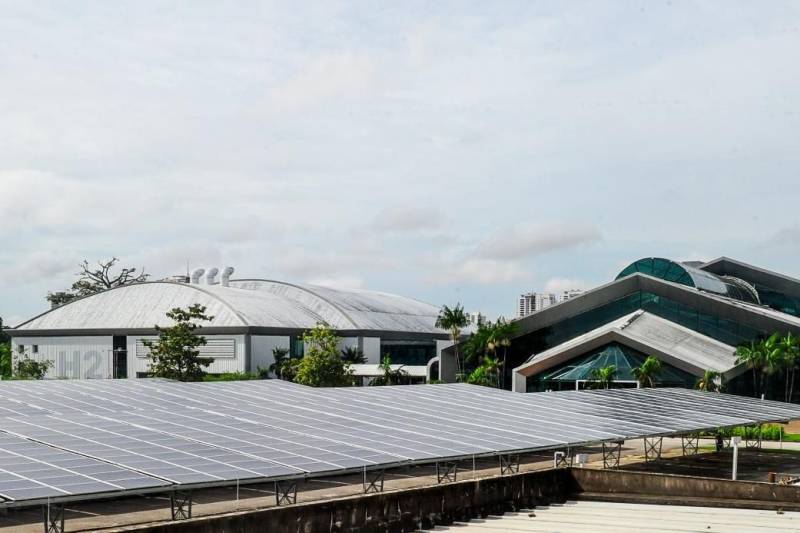 As equipes dos espaços administrados pela Organização Social Pará 20000: Estação das Docas, Mangal das Garças, Arena Mangueirinho e do Hangar Convenções e Feiras da Amazônia participaram nos dias 21 e 22 de fevereiro, do treinamento sobre micro e minigeração de energia solar, promovido pela Celpa, em parceria com a empresa Solen Energia, na sala multiuso do Centro de Convenções. O treinamento realizado reuniu ainda representantes da Secretaria de Estado e de Desenvolvimento Econômico, Mineração e Energia (SEDEME), Secretaria de Cultura (SECULT), Secretaria de Educação (SEDUC) e alunos da Faculdade Estácio.
FOTO: LEANDRO SANTANA / ASCOM OS PARÁ 2000
DATA: 22.02.2018
BELÉM - PARÁ <div class='credito_fotos'>Foto: LEANDRO SANTANA / ASCOM OS PARÁ 2000 | <a href='/midias/2018/originais/30cf671f-1231-4ac5-a508-5cec0719ed3f.jpg' download><i class='fa-solid fa-download'></i> Download</a></div>