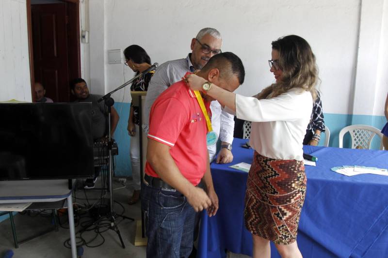 A Superintendência do Sistema Penitenciário do Estado (Susipe) realizou nesta quinta-feira, 10, a premiação do 3º Concurso de Redação realizado pela Defensoria Pública da União (DPU), com o apoio do Departamento Penitenciário Nacional (Depen), e que teve como tema "Mais direitos, menos grades". O evento teve por objetivo a certificação dos internos custodiados no Centro de Recuperação do Coqueiro (CRC), que conquistaram os três primeiros lugares de todo o Brasil. Na foto, Ricardo Luiz, 42, que garantiu o primeiro lugar no concurso.
FOTO: AKIRA ONUMA / ASCOM SUSIPE
DATA: 10.05.2018
BELÉM - PARÁ <div class='credito_fotos'>Foto: Akira Onuma / Ascom Susipe | <a href='/midias/2018/originais/30d77342-d53e-4f14-99ba-6ea3ce793c5e.jpg' download><i class='fa-solid fa-download'></i> Download</a></div>