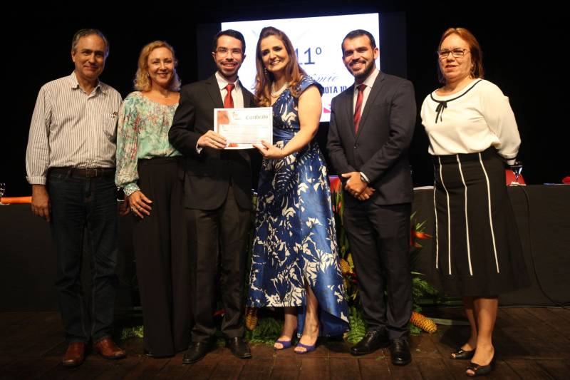A servidora pública estadual Terezinha Medeiros, 61 anos, que trabalha há 33 na Fundação Santa Casa de Misericórdia do Pará foi a sorteada entre 53 servidores para receber o Prêmio de Servidor Nota 10 de 2018. Ela representa os 107 mil servidores que fazem parte do quadro do Governo do Pará. A premiação aconteceu durante cerimônia realizada na noite desta terça-feira (6), no Teatro Margarida Schivasappa (Centur). Esta foi a 11ª edição do Prêmio Servidor Nota 10.
FOTO: CARLOS SODRÉ / AG. PARÁ
DATA: 06.11.2018
BELÉM - PARÁ <div class='credito_fotos'>Foto: CARLOS SODRÉ / AG. PARÁ | <a href='/midias/2018/originais/30db3346-f0fa-45fd-96a2-d66fb693a59c.jpg' download><i class='fa-solid fa-download'></i> Download</a></div>