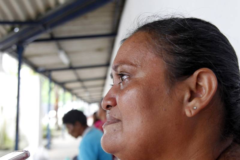 Há dois anos dona Alcione do Socorro (foto) visita o filho que cumpre pena no Presídio Estadual Metropolitano II (PEM II), no Complexo Penitenciário de Marituba. Todos os sábados ela sai do munícipio de Benevides, e chegar a aguardar por até três horas um ônibus passar e parar pra chegar até a penitenciária.
FOTO: AKIRA ONUMA / ASCOM SUSIPE
DATA: 12.05.2018
MARITUBA - PARÁ <div class='credito_fotos'>Foto: Akira Onuma / Ascom Susipe | <a href='/midias/2018/originais/30dd5dd1-9e01-4881-a206-03afe6d70956.jpg' download><i class='fa-solid fa-download'></i> Download</a></div>