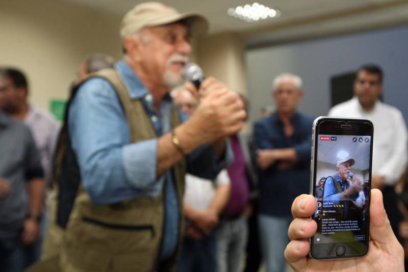 O Governador do Estado, Simão Jatene, também entregou para a região mais de 90 viaturas (foto) , 65 caminhonetes e 27 carros utilitários (pálios weekend), com destaque para duas da patrulha rural e uma para ronda escolar específica para Marabá. O Secretário de Estado de Segurança Pública, Luiz Fernandes, ressaltou que os veículos vão substituir a frota nas regiões sul e sudeste. “Surgiu uma demanda do policiamento rural, e já uma semana depois, por determinação do governador, já trouxemos as viaturas e já temos o policiamento disponível para fazer esse patrulhamento, que vai iniciar na região sudeste, mas se estenderá para a região sul e nordeste do estado. Hoje estamos substituindo toda a frota de veículos da região sul e sudeste, além disso o governador determinou onde tiver policiamento vai ter uma viatura, e já foi apresentado para a região os novos policiais que tomaram posse, nós não temos mais nenhum município sem delegado”, pontuou. Outras conquistas citada pelo Secretário da SEGUP foi o aumento do Núcleo de Apoio à Investigação e a criação de um conselho regional para acompanhar as ações de segurança pública.
FOTO: SIDNEY OLIVEIRA / AG. PARÁ
DATA: 06.04.2018
MARABÁ - PARÁ <div class='credito_fotos'>Foto: Sidney Oliveira/Ag. Pará | <a href='/midias/2018/originais/30df9b39-cb69-4a31-be22-7d443a704b07.jpg' download><i class='fa-solid fa-download'></i> Download</a></div>