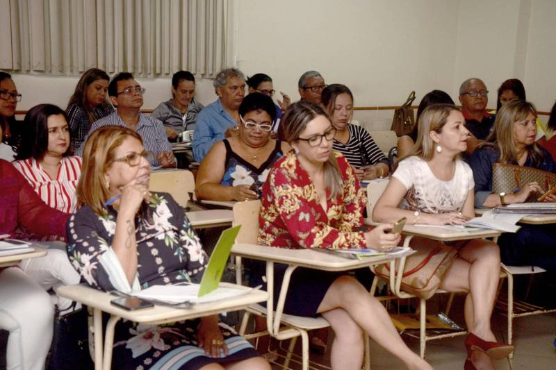 Educadores de todo o estado estiveram reunidos no III Encontro de Gestores Regionais, organizado pela Secretaria de Estado de Educação (Seduc). O evento nesta terça-feira (19) discutiu o fortalecimento das relações interpessoais de estudantes e pais de alunos com gestores e professores na busca de avançar na aprendizagem de conteúdos e no combate à evasão escolar. O Encontro, em parceria com o Unibanco, foi viabilizado pela Coordenação de Ensino Médio da Seduc (Coem) contou com a participação de 50 pessoas, entre gestores das 18 Unidades Seduc na Escola (USEs), que abrange as escolas da Grande Belém, e das 22 Unidades Regionais de Educação (UREs), compreendendo escolas do interior do Estado, e mais dirigentes da Seduc.
FOTO: ELISEU DIAS / ASCOM SEDUC
DATA: 19.06.2018
BELÉM - PARÁ <div class='credito_fotos'>Foto: Eliseu Dias / Ascom Seduc | <a href='/midias/2018/originais/30e27834-023d-47ef-b6fd-9156d6545a4a.jpg' download><i class='fa-solid fa-download'></i> Download</a></div>