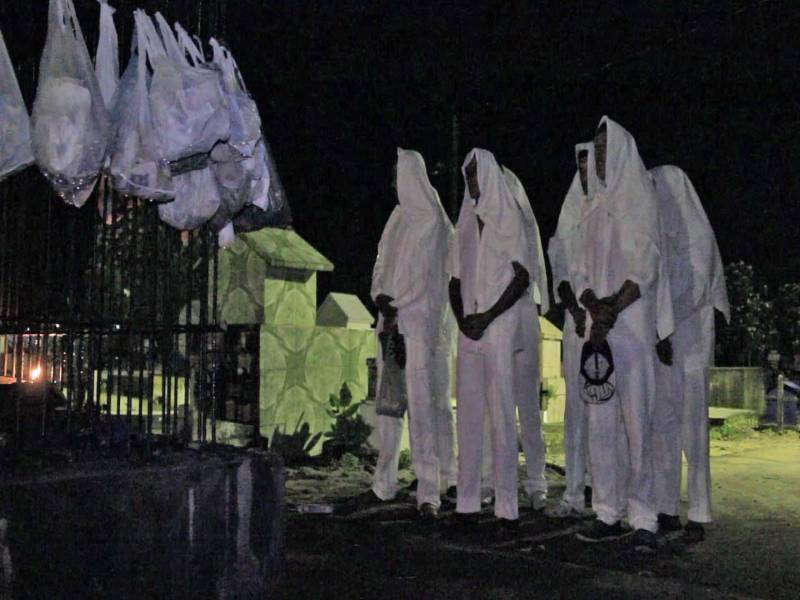 No período da Semana Santa, o município de Oriximiná, na região oeste, revive uma tradição secular, a Encomendação das Almas (foto), trazida da Europa para o Brasil pelos padres capuchinhos e mantida até hoje entre as populações ribeirinhas e as comunidades remanescentes de quilombos. O ritual católico começa na noite desta quarta-feira (28), quando grupos de homens trajados com mantos brancos se dirigem ao cemitério da cidade para, à meia-noite, “apanharem” as almas que seguirão em uma longa procissão pelas ruas de Oriximiná. Entre orações e ladainhas entoadas em latim, os “encomendadores de almas”, como são chamados, também param nas casas dos moradores que solicitam ou, como manda a tradição, deixam uma vela acesa na frente de suas residências. Como retribuição, as famílias costumam ofertar um lanche na madrugada. A manifestação popular, que se mantém em poucas cidades do Brasil, prossegue até a meia-noite da Sexta-Feira Santa, quando as almas são devolvidas ao cemitério.
FOTO: REPRODUÇÃO
DATA: 29.03.2018
<div class='credito_fotos'>Foto: REPRODUÇÃO | <a href='/midias/2018/originais/30e9e19f-a458-48e0-a18b-a26c70f38c48.jpg' download><i class='fa-solid fa-download'></i> Download</a></div>
