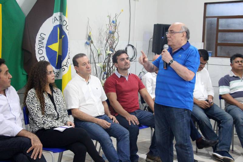 Em Canaã dos Carajás com a assinatura do convênio de Asfalto na Cidade, um aporte do Governo do Pará de R$6,5 milhões. A benfeitoria foi uma das demandas apresentadas pela prefeitura municipal na Secretaria de Municípios Sustentáveis e deve ser iniciada brevemente. Durante a cerimônia da assinatura do convênio, que contou com a presença do senador Flexa Ribeiro (foto), o presidente da Assembeia Legislativa do Estado do Pará (Alepa), Márcio Miranda.
FOTO: ANTONIO MACEDO / DIVULGAÇÃO
DATA: 11.05.2018
CANAÃ DOS CARAJÁS - PARÁ <div class='credito_fotos'>Foto: ANTONIO MACEDO / DIVULGAÇÃO | <a href='/midias/2018/originais/30eab728-5431-41df-a4f4-5f372190a016.jpg' download><i class='fa-solid fa-download'></i> Download</a></div>