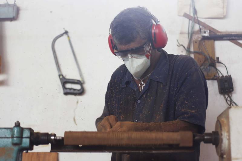Uma marcenaria instalada no Centro de Recuperação do Coqueiro (CRC), em Belém, é mais uma das oportunidades de qualificação da mão de obra carcerária no Pará. O projeto, iniciado há 15 anos, já profissionalizou mais de 100 internos do regime fechado custodiados na unidade prisional pela Superintendência do Sistema Penitenciário do Estado (Susipe). Atualmente, 11 internos fazem parte do grupo que trabalha na confecção de móveis em madeira MDF. Pelo trabalho, os detentos recebem remuneração de 3/4 do salário mínimo, conforme determina a Lei de Execução Penal brasileira, além da remição de pena e a oportunidade de se profissionalizar para o mercado de trabalho.
FOTO: AKIRA ONUMA / ASCOM SUSIPE
DATA: 14.05.2018
BELÉM - PARÁ <div class='credito_fotos'>Foto: Akira Onuma / Ascom Susipe | <a href='/midias/2018/originais/30fc2de8-8efc-453b-8be3-4c2ea60b062d.jpg' download><i class='fa-solid fa-download'></i> Download</a></div>