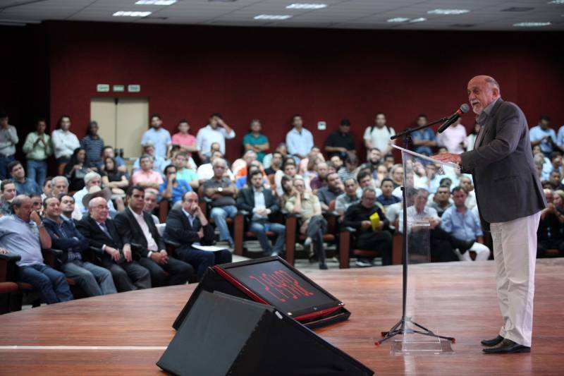 A pecuária é uma das principais cadeias produtivas do Pará, que se destaca no cenário nacional por possuir o quinto maior rebanho bovino, com mais de 20 milhões de cabeças. A importância do Estado na cadeia produtiva brasileira é destaque na InterCorte, evento que reúne iniciativas em prol do desenvolvimento do setor. A abertura, na noite desta segunda-feira, 21, no Carajás Centro de Convenções, em Marabá, sudeste paraense, contou com a presença do governador Simão Jatene (foto), parlamentares e autoridades locais.

FOTO: THIAGO GOMES / AG. PARÁ
DATA: 21.05.2018
MARABÁ - PARÁ <div class='credito_fotos'>Foto: Thiago Gomes /Ag. Pará   |   <a href='/midias/2018/originais/30fe13a9-07bb-4790-96bf-4bac88647c2c.jpg' download><i class='fa-solid fa-download'></i> Download</a></div>