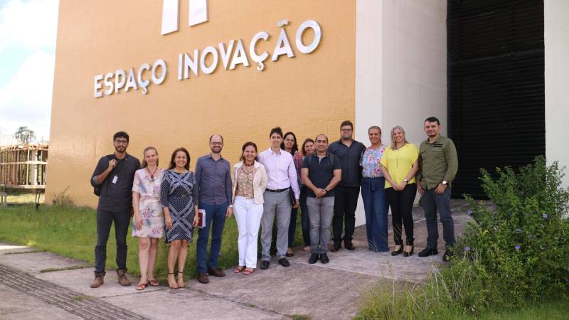 Nesta terça-feira (3), técnicos do Ministério Público do Estado do Pará visitaram o Parque de Ciência e Tecnologia Guamá (PCT Guamá) a fim de conhecer os serviços e as potencialidades da instituição, e discutir políticas de aplicação de tecnologias sociais e ambientais no Estado. A visita resultou de um convite da Secretaria de Ciência, Tecnologia e Educação Profissional e Tecnológica (Sectet), que busca apoio para disseminação de tecnologias sociais que garantam, por exemplo, o saneamento básico e o acesso à água potável em comunidades carentes no Pará. “Questões que envolvem o meio ambiente são complexas e devem ser trabalhadas a partir de uma perspectiva transdisciplinar para resolução de problemas. Apresentar o conceito de Tecnologias Sociais e as políticas públicas trabalhadas nesse setor casa perfeitamente ao trabalho realizado pelo Ministério na redução das desigualdades sociais. Esse é o início de um diálogo promissor para o Estado”, apontou a secretária adjunta da Sectet, Maria Amélia Enríquez, no início da visita.

FOTO: ASCOM / SECTET
DATA: 03.07.2018
BELÉM - PARÁ <div class='credito_fotos'>Foto: Ascom Sectet   |   <a href='/midias/2018/originais/310c77d7-c8c2-4565-9f9b-2d9c0d683b60.jpg' download><i class='fa-solid fa-download'></i> Download</a></div>