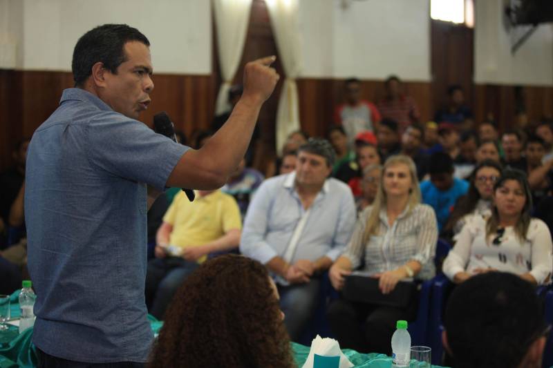 O produtor rural Nilson Corrêa da Silva, 23 anos, mora na comunidade Santo Ezequiel Moreno e produz alimentos em 700 hectares de terra na agrovila Acutipereira, no município de Portel, no arquipélago do Marajó. Mesmo morando e produzindo alimentos na comunidade, ele não possuía título de propriedade de terra. Para beneficiar produtores como Nilson, o governador Simão Jatene entregou, na manhã desta sexta-feira (23), títulos coletivos que beneficiaram mais de mil famílias. Os títulos também beneficiaram comunidades remanescentes de quilombos e povos tradicionais do município marajoara. O Pará foi o Estado que mais titulou áreas em prol dos remanescentes de quilombos no Brasil. Das 170 comunidades tituladas no país, 62 estão no Pará, sendo que destas 53 foram tituladas pelo Instituto de Terras do Pará (Iterpa).

FOTO: MÁCIO FERREIRA / AG. PARÁ
DATA: 23.03.2018
PORTEL - PARÁ <div class='credito_fotos'>Foto: MÁCIO FERREIRA/ AG. PARÁ   |   <a href='/midias/2018/originais/31125be4-6d45-4f56-8917-ad29f1440e3c.jpg' download><i class='fa-solid fa-download'></i> Download</a></div>