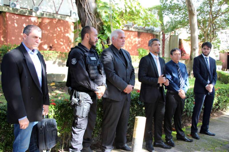 A Polícia Civil começou a renovar toda a frota de viaturas policiais utilizadas pela instituição no enfrentamento ao crime em todo Estado. Nesta quarta-feira (18), os primeiros veículos foram entregues à corporação policial. Cinco viaturas foram repassadas ao Grupo de Pronto-Emprego (GPE), grupamento tático especializado da Polícia Civil. A entrega foi presidida pelo delegado-geral Cláudio Galeno, na Delegacia-Geral, em Belém, e contou com as presenças dos policiais civis que integram o grupamento. O processo de renovação da frota vai ocorrer até o final deste semestre e vai atingir todas as Delegacias de Polícia em Belém, na região metropolitana e interior do Estado. Os veículos são carros de passeio e caminhonetes adequadas para atuação em operações policiais.
FOTO: ASCOM / POLÍCIA CIVIL
DATA: 18.04.2018
BELÉM - PARÁ <div class='credito_fotos'>Foto: Polícia Civil | <a href='/midias/2018/originais/311c54ed-1bce-4373-ab16-cad52ac32a15.jpg' download><i class='fa-solid fa-download'></i> Download</a></div>