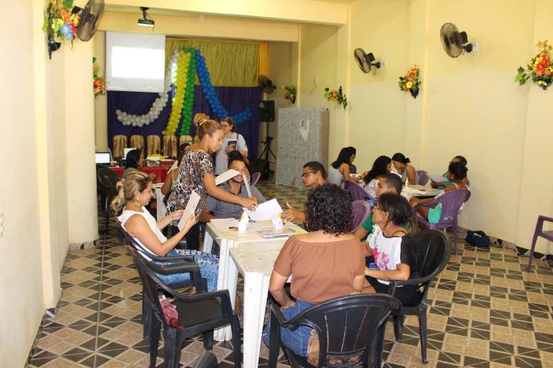 A pizza de talos e o bolo de banana fizeram parte do cardápio do último dia do curso de alimentação alternativa e reaproveitamento de alimentos (foto), nessa sexta-feira (27), no Bairro Curió-Utinga, em Belém. O curso faz parte do Projeto Cozinha Sustentável e foi realizado no Centro Comunitário da Passagem Cruzeiro Unidos com o Pantanal, por meio de parceria entre o Núcleo de Articulação e Cidadania (NAC) e a Empresa de Assistência Técnica e Extensão Rural do Estado do Pará (Emater). O objetivo da capacitação é oportunizar a inclusão socioprodutiva para pessoas em situação de vulnerabilidade social, com a produção de alimentos, contribuindo para a gestão autônoma de geração de renda em ações que priorizam o empreendedorismo individual para o desenvolvimento da economia local. Na foto, curso de culinária doce com cartonagem, realizado na Igreja Assembleia de Deus, no Bairro Pedreira, em Belém.
FOTO: RUAN MORAES / ASCOM NAC
DATA: 27.04.2018
BELÉM - PARÁ <div class='credito_fotos'>Foto: Ascom NAC | <a href='/midias/2018/originais/311d7e61-c7cb-411a-a897-64c1ef619334.jpg' download><i class='fa-solid fa-download'></i> Download</a></div>