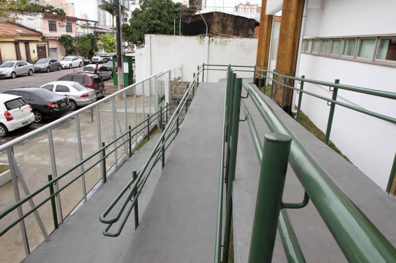 Restaurante self service, rampa de acesso, nova fachada, câmeras de vigilância e elevadores elétricos. O prédio-sede da Secretaria Estadual de Meio Ambiente e Sustentabilidade (Semas), em Belém, continua no mesmo lugar, mas parece novo. Após um processo de reforma, o prédio foi entregue aos servidores nesta sexta-feira, 16, pelo governador Simão Jatene.
FOTO: CRISTINO MARTINS / AG. PARÁ
DATA: 16.03.2018
BELÉM - PARÁ <div class='credito_fotos'>Foto: Cristino Martins/Ag. Pará | <a href='/midias/2018/originais/311dd1d9-32a6-4feb-84bf-134b4b19d6a0.jpg' download><i class='fa-solid fa-download'></i> Download</a></div>