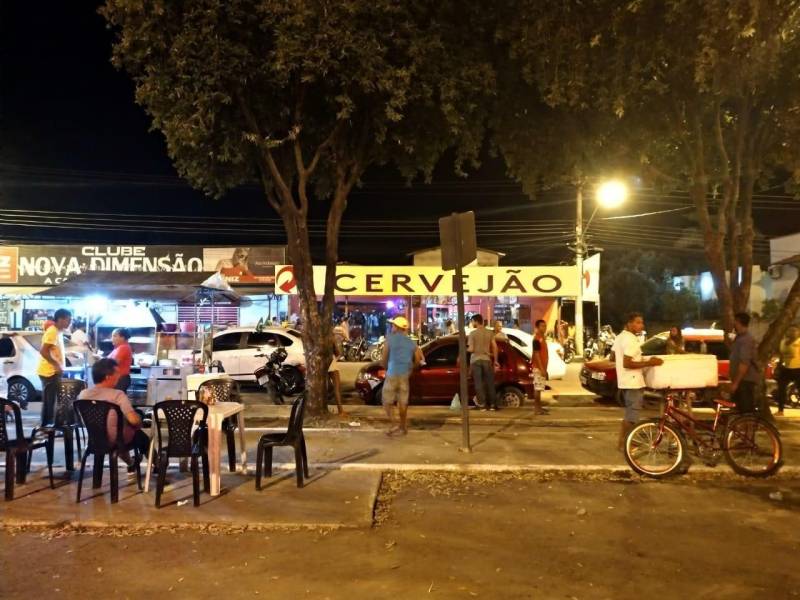 Uma operação integrada (foto) realizada pelas Polícias Civil e Militar, neste final de semana, resultou no fechamento de dois estabelecimentos comerciais, de um total de 16 fiscalizados, entre bares e casas noturnas, que estavam com funcionamento irregular, em Paragominas, nordeste paraense. O trabalho foi coordenado pela Superintendência da Polícia Civil da Região do Capim e executado por policiais civis da Seccional de Paragominas, policiais militares e agentes da Semutran (Secretaria Municipal de Trânsito).
FOTO: ASCOM / POLÍCIA CIVIL
DATA: 08.07.2018
PARAGOMINAS - PARÁ <div class='credito_fotos'>Foto: Ascom / Polícia Civil | <a href='/midias/2018/originais/311e88c8-91de-45c1-ad33-9df83d1a75a5.jpg' download><i class='fa-solid fa-download'></i> Download</a></div>