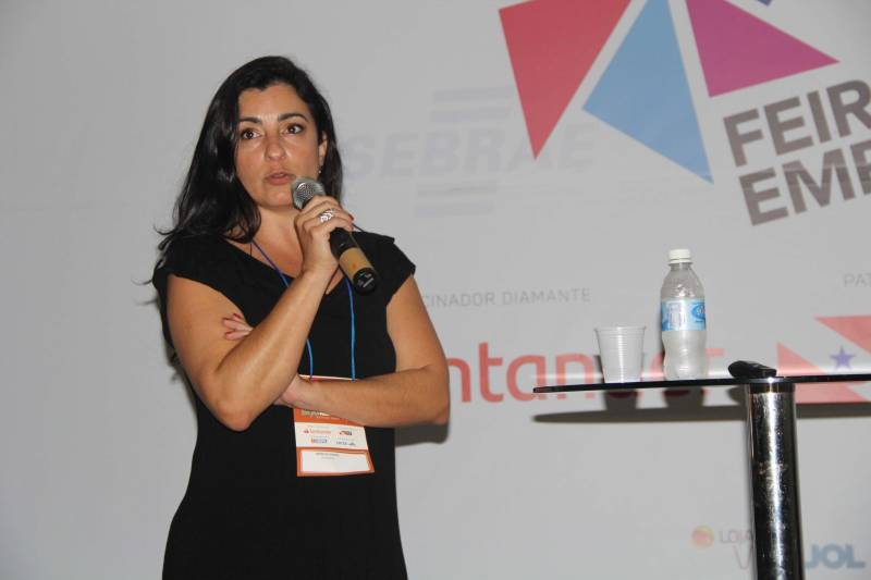 A Secretaria de Estado de Turismo (Setur) atua em várias frentes apoiando a obtenção do selo de Indicação Geográfica no Instituto Nacional da Propriedade Industrial (Inpi) de alguns produtos do estado, como por exemplo, a farinha de Bragança, o queijo do Marajó, o cacau de Tomé-Açu, dentre outros. A importância do selo foi tema de workshop realizado nesta sexta-feira, 18, durante a Feira do Empreendedor, no Hangar – Convenções e Feiras da Amazônia, que possibilitou a troca de experiência entre profissionais de outros estados com produtores paraenses. Para Mônica Cardoso, ex-secretária de Turismo de Tiradentes (MG), cidade que é considerada um case de sucesso no Brasil, “não há dúvida de que o festival de gastronomia foi fundamental para o despertar do turismo em Tiradentes”. Já o consultor da empresa Inovates (ES), Anselmo Buss, destacou a farinha de Bragança, no nordeste do Pará. “Uma IG (Indicação Geográfica) que estamos apoiando. Essa ferramenta bem trabalhada pode agregar valor, proteger o território e gerar desenvolvimento. A IG ocorre quando um território fica conhecido por um produto ou serviço. O Brasil reconhece ambos em lei. Uma IG não se cria, se reconhece”, explicou. Na foto, Mônica Cardoso, ex-secretária de Turismo de Tiradentes (MG).
FOTO: ASCOM / SETUR
DATA: 19.05.2018
BELÉM - PARÁ <div class='credito_fotos'>Foto: ASCOM SETUR | <a href='/midias/2018/originais/31253d6a-e1d7-479d-95b5-518082aef405.jpg' download><i class='fa-solid fa-download'></i> Download</a></div>