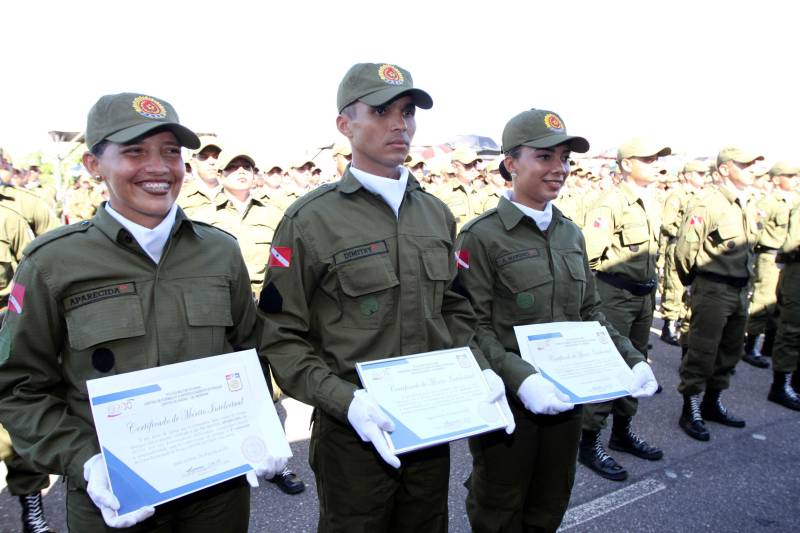 A cerimônia de formatura dos novos praças da Polícia Militar ocorreu na manhã desta segunda-feira (9), simultaneamente, em Belém e outros seis municípios paraenses: Santa Izabel, Castanhal, Barcarena, Capanema, Bragança e Tucuruí. Em Parauapebas, Marabá, Breves, Soure e Conceição do Araguaia, a formatura será celebrada na quinta-feira, dia 12. Na sexta-feira, dia 13, é a vez de Santarém, Altamira, Paragominas e Itaituba. O governador Simão Jatene presidiu a cerimônia de formatura no Portal da Amazônia, bairro da Cidade Velha, em Belém. Milhares de familiares dos formandos lotaram o espaço para entregar aos novos policiais militares seus diplomas de conclusão de curso.
FOTO: CRISTINO MARTINS / AG. PARÁ
DATA: 09.07.2018
BELÉM - PARÁ <div class='credito_fotos'>Foto: Cristino Martins/Ag. Pará | <a href='/midias/2018/originais/3125d57c-2bc2-4a0a-9585-7f9c5e1d62f9.jpg' download><i class='fa-solid fa-download'></i> Download</a></div>