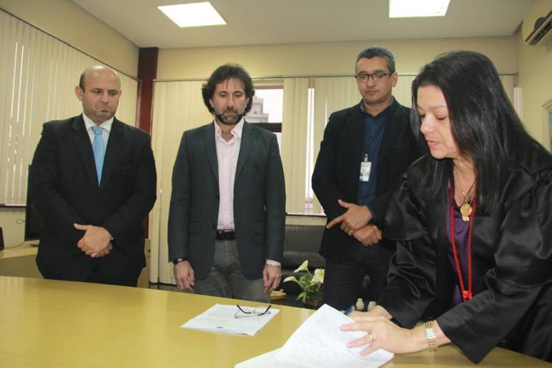 Exercer a cidadania por meio do voto é um direito constitucional de todo cidadão brasileiro, incluindo adolescentes e jovens que cumprem medidas socioeducativas de privação de liberdade. Nesse sentido, a Fundação de Atendimento Socioeducativo do Pará (Fasepa) e o Tribunal Regional Eleitoral (TRE-PA) assinaram nesta terça-feira (10), um termo que possibilitará que os jovens participem de forma efetiva do processo eleitoral de 2018, nos espaços mantidos pela Fundação. Além de assegurar o direito de votar a um maior número de jovens, considerando as especificidades da medida socioeducativa, a iniciativa visa estimular de forma inclusiva e participativa o protagonismo dos socioeducandos.
FOTO: ALBERTO PASSOS / ASCOM FASEPA
DATA: 10.04.2018
BELÉM - PARÁ <div class='credito_fotos'>Foto: ALBERTO PASSOS/ ASCOM FASEPA | <a href='/midias/2018/originais/3127fd13-8545-4aec-a702-9d9ec10da6b1.jpg' download><i class='fa-solid fa-download'></i> Download</a></div>