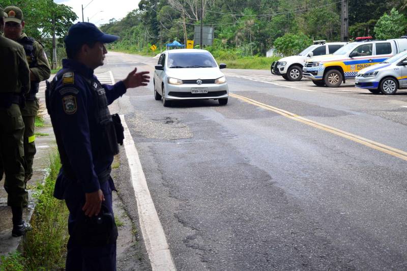 Quem decidiu comemorar o Dia das Mães na Ilha de Mosqueiro, distrito de Belém, também será beneficiado pela Operação Pórtico, realizada neste sábado (12) e no domingo (13), pela Polícia Militar, Guarda Municipal de Belém e Conselho Tutelar, com o objetivo de fiscalizar crianças desacompanhadas e combater o tráfico de drogas e a circulação de veículos irregulares e de armamentos na ilha.
FOTO: ELIELSON MODESTO / ASCOM SEGUP
DATA: 12.05.2018
MOSQUEIRO - PARÁ <div class='credito_fotos'>Foto: Elielson Modesto / Ascom Segup | <a href='/midias/2018/originais/313300d5-fb33-4a1d-8c09-d1187c7e9a63.jpg' download><i class='fa-solid fa-download'></i> Download</a></div>