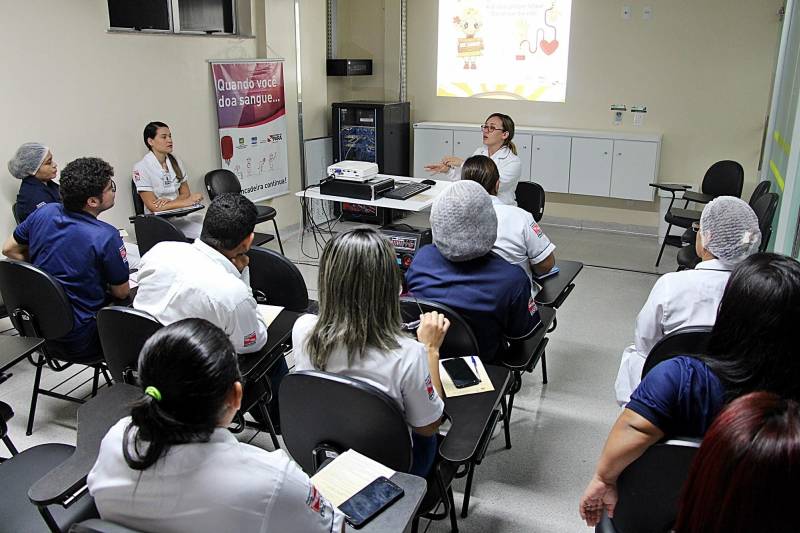 No mês em que campanhas como “Junho Vermelho” e “Dia Mundial do Doador de Sangue”, celebrado nesta quinta-feira (14), buscam sensibilizar o público em geral para a necessidade de ampliar o número de doações voluntárias regulares, atitudes como as de Aline ganham ainda mais importância, como explica o técnico de laboratório do Oncológico Infantil, Valmir Lopes.

FOTO: ASCOM HOIOL
DATA: 14.06.2018
BELÉM - PARÁ <div class='credito_fotos'>Foto: ASCOM HOIOL   |   <a href='/midias/2018/originais/3139b642-5b90-4b55-8e4e-6df38ed3e4a1.jpg' download><i class='fa-solid fa-download'></i> Download</a></div>