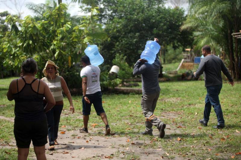 Iniciou neste sábado, 24, o prazo que o Governo do Estado deu para que a empresa de alumínio Hydro Alunorte adote procedimentos e mecanismos seguros ambientalmente, a fim de que as bacias de resíduos da empresa baixem os níveis em pelo menos um metro – o que é definido tecnicamente como padrão de segurança com comprovação permanente da redução e manutenção dos níveis. Uma equipe de fiscalização da Secretaria de Estado de Meio Ambiente e Sustentabilidade (Semas) está no município para fazer o monitoramento dos níveis das bacias do sistema de tratamento dos rejeitos da Bauxita. "Vamos montar equipes para, de duas em duas horas, avaliar o nível das bacias. Em caso de chuva o monitoramento será feito de uma em uma hora", explicou Rejiane Santos, geóloga da Diretoria de Licenciamento Ambiental da Semas.
FOTO: IGOR BRANDÃO / AG PARÁ
DATA: 24.02.2018
BELÉM - PARÁ <div class='credito_fotos'>Foto: IGOR BRANDÃO / AG. PARÁ | <a href='/midias/2018/originais/313ba97a-b85c-4923-ab26-71f5e24de9a2.jpg' download><i class='fa-solid fa-download'></i> Download</a></div>