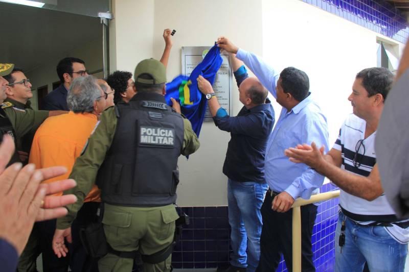 O município de Sapucaia recebeu nesta quarta-feira, 5, uma Unidade Integrada Pro Paz (UIPP, na foto). Um investimento do Governo do Estado de R$ 1.134.131,00. Segundo o Secretário de Estado de Segurança Pública, Luiz Fernandes, afirma que já mais de 80 novas UIPP’s no Pará, com as reformadas e reestruturadas esse número chega a 120 unidades. O titular da SEGUP destaca que o mais importante não é a estrutura física, mas o conceito empregado. De Sapucaia, a comitiva foi para Redenção onde inaugurou o 7º Batalhão de Polícia Militar, uma obra orçada em R$ 2.808.000,00. Atualmente o BPM conta com 145 policiais, 6 viaturas incluindo a Patrulha Rural e 12 motocicletas. O Comandante do Batalhão, o Major José Ricardo Chaves, informou que a maior ocorrência no município são roubos de motos, mas pontuou que a maior parte dos veículos é encontrada pela PM na cidade e cidades vizinhas.

FOTO: RODOLFO OLIVEIRA / AG PARÁ
DATA: 05.12.2018
SAPUCAIA - PARÁ <div class='credito_fotos'>Foto: Rodolfo Oliveira/Ag. Pará   |   <a href='/midias/2018/originais/31418cbb-10c3-4253-9105-f205212dbe5c.jpg' download><i class='fa-solid fa-download'></i> Download</a></div>