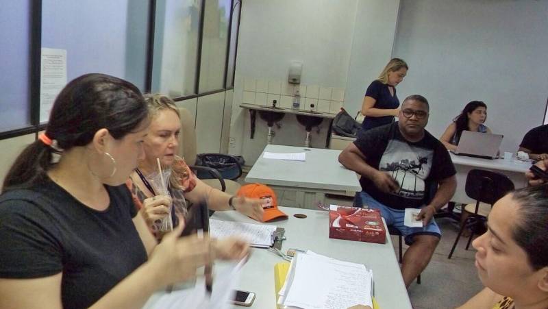 As famílias que perderam suas casas no incêndio ocorrido na última quinta-feira (31), no bairro do Guamá, serão beneficiadas com o Programa Cheque Moradia, coordenado pela Companhia de Habitação do Pará - Cohab. Segundo a diretora do Programa na Cohab, Ellen Guedes, nos próximos dias o benefício estará sendo entregue pela companhia em parceria com a Prefeitura de Belém, que se comprometeu em viabilizar a mão de obra para reconstrução das casas. O Cheque Moradia vai propiciar a compra do material de construção em estabelecimentos devidamente cadastrados junto à Secretaria de Estado da Fazenda  (Sefa). Na foto, atendimento às vítimas na sede da Cohab.

FOTO: ASCOM / COHAB
DATA: 04.06.2018
BELÉM - PARÁ <div class='credito_fotos'>Foto: ASCOM COHAB   |   <a href='/midias/2018/originais/31456f15-e8cf-47cc-8cd8-7bd809c43d93.jpg' download><i class='fa-solid fa-download'></i> Download</a></div>