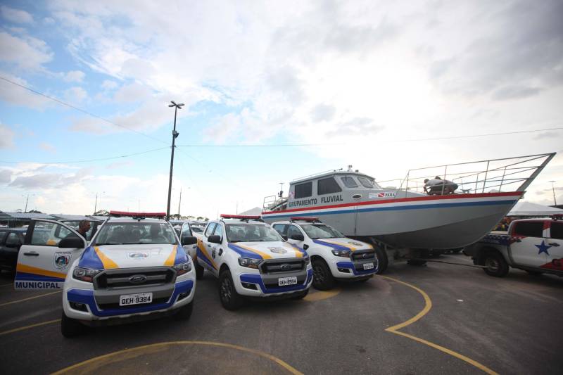 O Governo do Estado entregou, na tarde desta quinta-feira (05), 08 pick-ups e 08 SUVs e mais duas lanchas transatlânticas que irão reforçar a segurança pública nos municípios de Braganca, Capanema, Curuçá e Capanema, no nordeste do Estado e Parauapebas e Marabá na região Sudeste e Breves, no Marajó. O governo também entregou 50 ambulâncias que irão fortalecer a saúde básica nestes municípios. Os equipamentos (foto) foram adquiridos através de recursos provenientes de emendas parlamentares do deputado Wladimir Costa. O evento contou com a presença do governador Simão Jatene, do secretário de Segurança e Defesa Social, Luis Fernandes, do secretário de Saúde Pública Vitor Matheus , prefeitos e outros representantes dos municípios. As viaturas foram repassadas aos municípios dentro do Plano de Ações Imediatas em Segurança Pública que foi elaborado em fevereiro deste ano e que tem , entre outras ações , o reforço das guardas municipais.
FOTO: THIAGO GOMES / AG. PARÁ
DATA: 04.07.2018
BELÉM - PARÁ <div class='credito_fotos'>Foto: Thiago Gomes /Ag. Pará | <a href='/midias/2018/originais/314a9d3c-3f0a-4a2b-8f3b-8f01df79c226.jpg' download><i class='fa-solid fa-download'></i> Download</a></div>