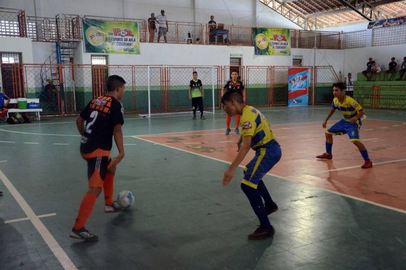 As escolas estaduais dos municípios de Vigia, Augusto Corrêa e Benevides venceram a primeira regional dos Jogos Estudantis Paraenses (Jeps), que chegou ao fim neste sábado, 5, em Vigia de Nazaré, no nordeste paraense, após cinco dias de competição. As vagas no Handebol Masculino e Feminino B (atletas de 15 a 17 anos) ficaram com as escolas de Vigia: Escola Técnica de Vigia (EETEPA) e Escola Estadual Bertoldo Nunes, respectivamente. Também no Handebol Feminino, categoria A (12 a 14 anos), a vitória foi da Escola Barão do Guajará, de Vigia. Os Jeps ocorrem há 60 anos por iniciativa do Governo do Estado por meio do Núcleo de Esporte e Lazer (NEL) da Secretaria de Estado de Educação (Seduc), com apoio das prefeituras municipais.
FOTO: FERNANDO NOBRE / ASCOM SEDUC
DATA: 05.05.2018
VIGIA - PARÁ <div class='credito_fotos'>Foto: FERNANDO NOBRE/ASCOM SEDUC | <a href='/midias/2018/originais/31522a92-911a-45df-a73a-4592be37a662.jpg' download><i class='fa-solid fa-download'></i> Download</a></div>
