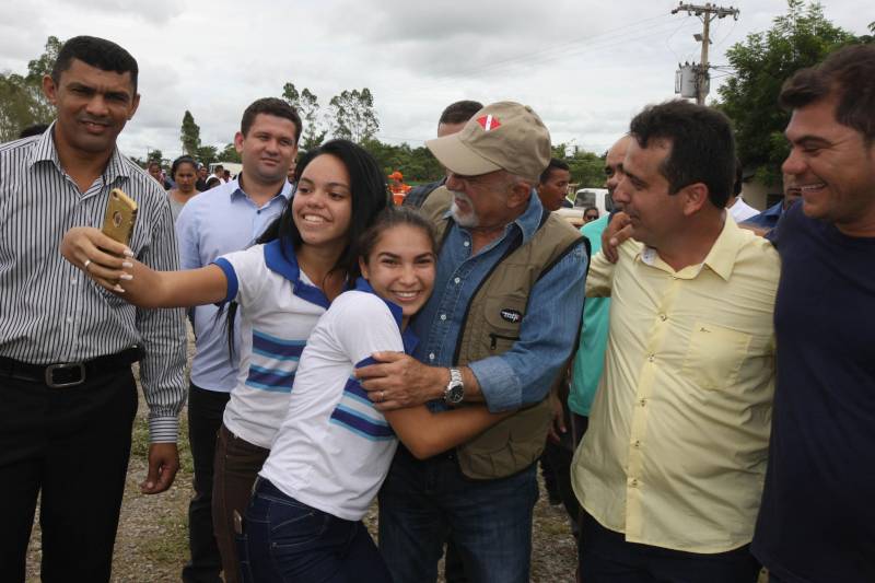 Onze municípios do sul e sudeste paraense recebem recursos do Estado para recuperar ruas e vicinais atingidas pelas enchentes e fortes chuvas que caem na região. Em agenda oficial nesta sexta-feira (6), o governador Simão Jatene (foto) assinou, pela manhã, no Parque de Exposições Valeu Boi Leilões, em Rio Maria, os convênios que garantem o repasse de cerca de R$ 4 milhões. As obras de caráter emergencial serão executadas pelas prefeituras em parceria com a Secretaria de Estado de Transportes (Setran). O objetivo é recuperar a trafegabilidade nessas localidades e assegurar o direito de ir e vir da população. Na manhã desta sexta, foram assinados nove convênios, com os municípios de Redenção, Pau D’Arco, São Félix do Xingu, Santa Maria das Barreiras, Tucumã, Água Azul do Norte, Xinguara, Bannach e Rio Maria. Além da Setran, participam da ação o Centro Regional de Governo do Sudeste do Pará e a Defesa Civil. “O valor do investimento em cada município vai depender da necessidade verificada pelas equipes do Estado e das prefeituras. O recurso não será usado para reconstruir vias, mas para restabelecer a trafegabilidade”, disse o secretário de Transportes, Kléber Menezes.
FOTO: ANTÔNIO SILVA / AG. PARÁ
DATA: 06.04.2018
RIO MARIA - PARÁ <div class='credito_fotos'>Foto: Antônio Silva/Ag. Pará | <a href='/midias/2018/originais/31568a91-e094-4764-8b03-6cd1ad8bc2a8.jpg' download><i class='fa-solid fa-download'></i> Download</a></div>