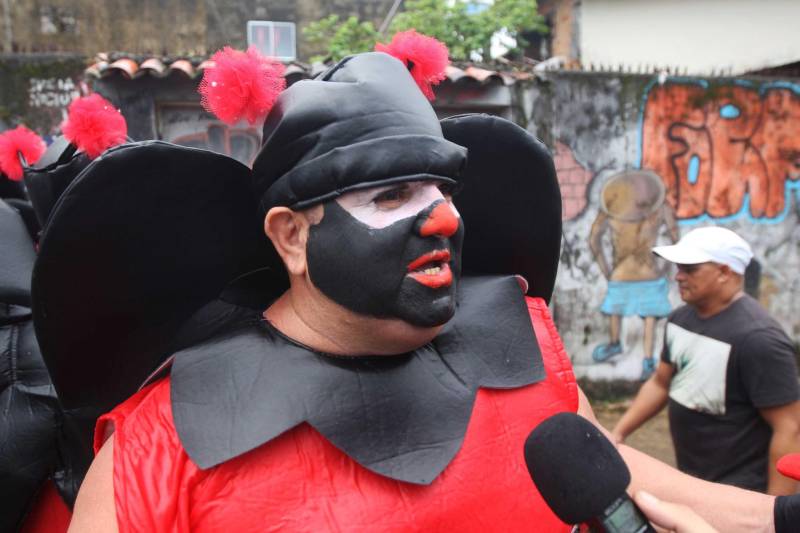 O professor Júlio Leal Gomes é natural de Vigia de Nazaré, no nordeste paraense, terra conhecida pela hospitalidade, principalmente em época festiva. Mantendo a tradição, no Carnaval Júlio e seus irmãos abrem a casa da família para amigos e outros parentes. Neste ano, o imóvel de quatro cômodos abrigou mais de 50 pessoas. Vigia tem um dos maiores e mais tradicionais carnavais do Pará. Nesta época do ano, a população do município, de 51.173 habitantes (Censo/IBGE), triplica com a chegada de brincantes oriundos de todo o Brasil, e os vigienses – igual coração de mãe - acolhem essa multidão. A estimativa é a cidade receber mais de 300 mil pessoas neste Carnaval. o servidor público Reinaldo Lemos, 54 anos.
FOTO: IGOR BRANDÃO / AG PARÁ
DATA: 13.02.2018
BELÉM - PARÁ <div class='credito_fotos'>Foto: IGOR BRANDÃO / AG. PARÁ | <a href='/midias/2018/originais/315f8440-6242-4a32-a6e4-9c287058ed68.jpg' download><i class='fa-solid fa-download'></i> Download</a></div>