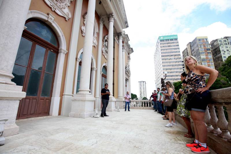 O aposentado Mário Printes, 74 anos, tem o costume de visitar o Theatro da Paz pelo menos uma vez ao mês. É apaixonado pela arquitetura e história do lugar e, se instigado, é capaz de falar horas sobre ele. Nesta quinta-feira (15), dia no qual o espaço completa 140 anos, o aposentado estava na fila para retirar o ingresso do concerto da Amazônia Jazz Band, que marcará, nesta mesma noite, o aniversário do prédio centenário. “Não poderia ficar de fora dessa programação. Seria como não prestigiar um amigo próximo e querido no dia do seu aniversário”, disse Mário. Com a regência do maestro Nelson Neves e a cantora Simone Almeida como convidada especial, o concerto “Celebrando Theatro da Paz e Waldemar Henrique” comemora o aniversário de 140 anos do teatro e 113 anos do maestro paraense – que nasceu na mesma data de fundação da casa. A entrada é gratuita e o espetáculo começa às 20 horas.
FOTO: SIDNEY OLIVEIRA / AG PARÁ
DATA: 15.02.2018
BELÉM - PARÁ <div class='credito_fotos'>Foto: Sidney Oliveira/Ag. Pará | <a href='/midias/2018/originais/3160ba3a-42eb-48f7-9e97-a1eab564d54b.jpg' download><i class='fa-solid fa-download'></i> Download</a></div>